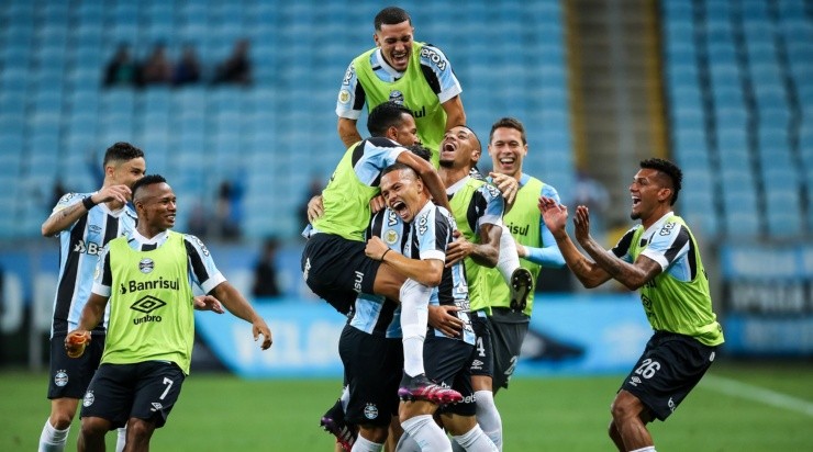 Jhonata Robert comemora com os companheiros o gol marcado contra o São Paulo (Foto: Pedro H. Tesch/AGIF)
