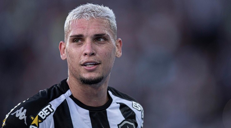 Rafael Navarro, centroavante do Botafogo (Foto: Jorge Rodrigues/AGIF)