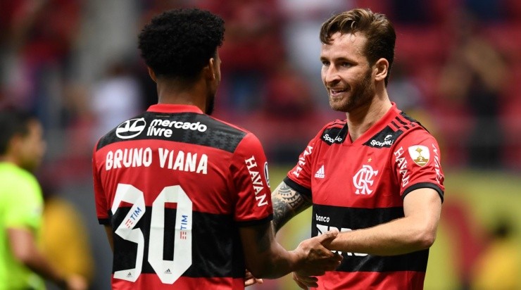 Bruno Viana comemora gol com Léo Pereira pela Libertadores (Foto: Getty Images)