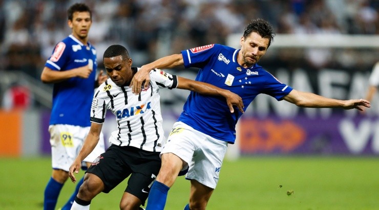 Paulo André, em campo com a camisa do Cruzeiro (Foto: Getty Images)