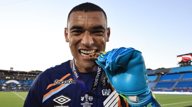 Santos, goleiro do Athletico Paranaense (Foto: Getty Images)