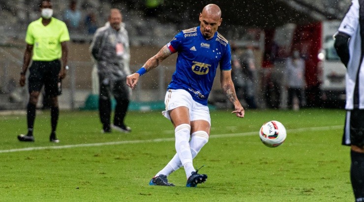 Maicon, em campo pelo Cruzeiro (Foto: Alessandra Torres/AGIF)