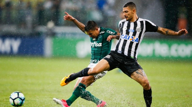 Alison, em campo pelo Santos (Foto: Getty Images)