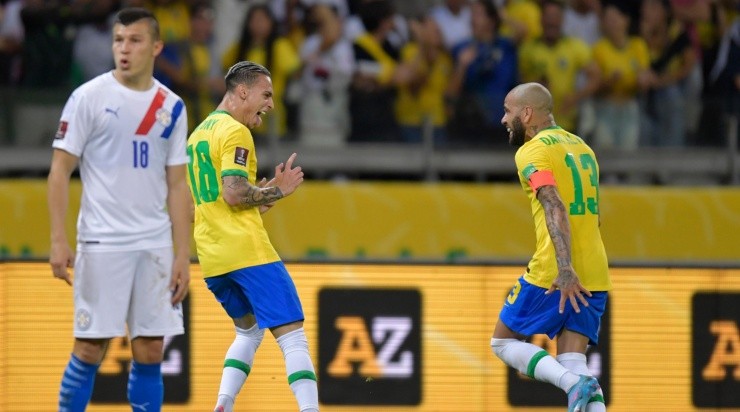 Daniel Alves comemora com Antony um gol pela seleção brasileira (Foto: Getty Images)