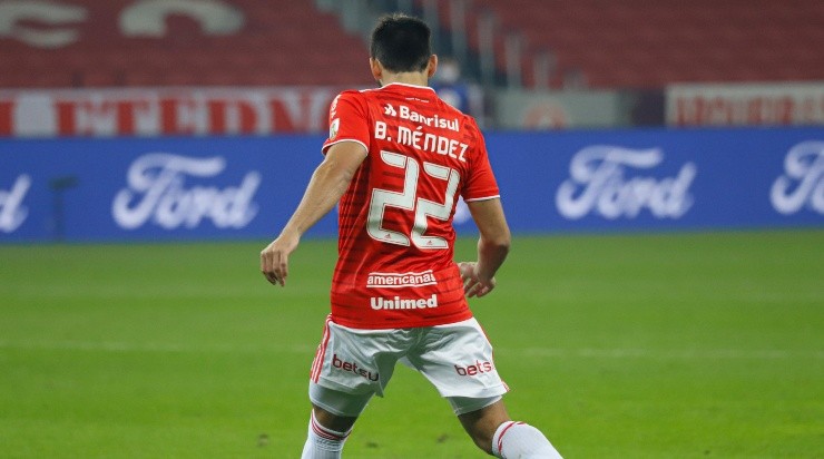 Bruno Méndez, em campo pelo Internacional (Foto: Maxi Franzoi/AGIF)