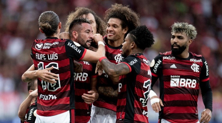 Jogadores do Flamengo comemoram gol diante do São Paulo (Foto: Jorge Rodrigues/AGIF)