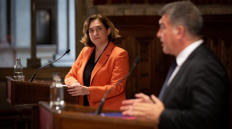 Ada Colau, prefeita de Barcelona, e Joan Laporta, presidente do clube homônimo (Foto: Getty Images)