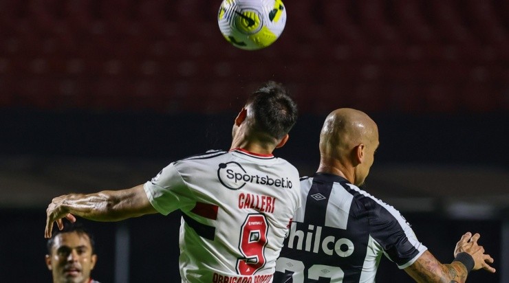 Maicon disputa a bola pelo alto com Calleri (Foto: Marcello Zambrana/AGIF)