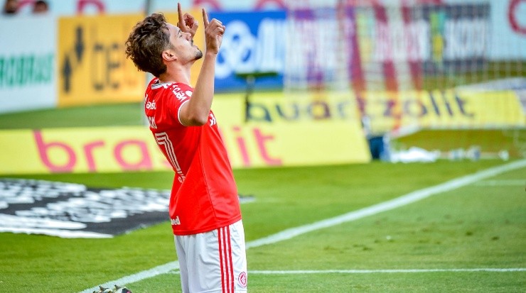 Maurício comemora gol com a camisa do Internacional (Foto: Getty Images)