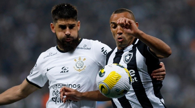 Marçal marca Bruno Méndez em jogo contra o Corinthians (Foto: Getty Images)