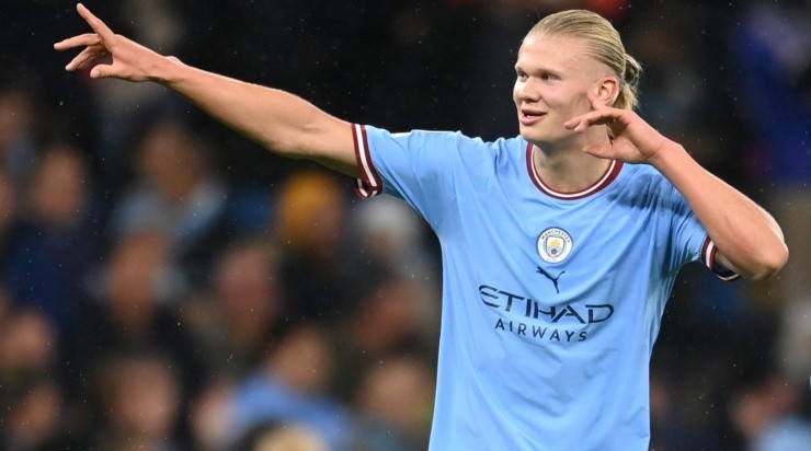 Haaland comemora gol com a camisa do Manchester City (Foto: Getty Images)
