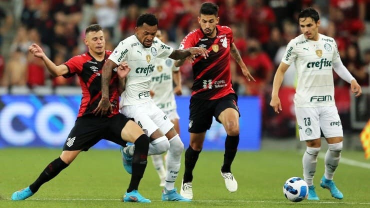 Athletico Paranaense e Palmeiras empataram por 2 a 2 (Foto: Getty Images)