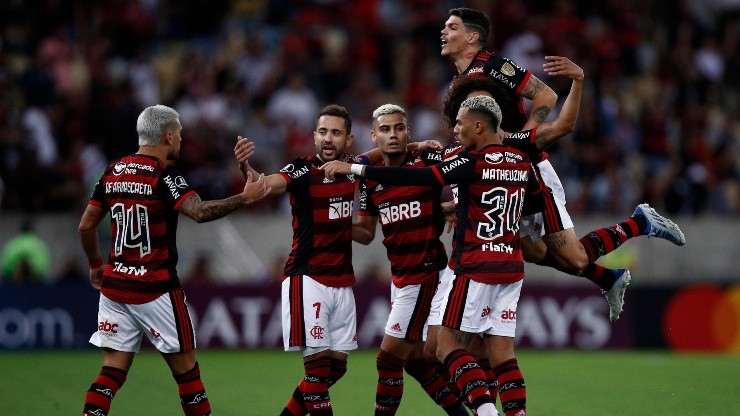 Jogadores do Flamengo comemoram gol diante da Universidad Católica (Foto: Getty Images)