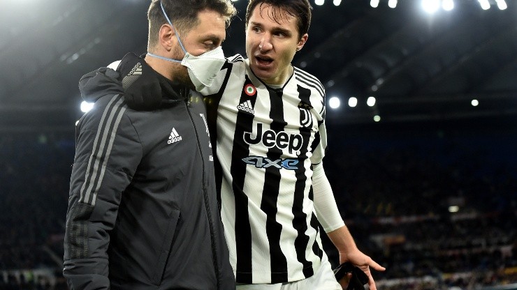 Federico Chiesa of Juventus FC leaves the pitch injured