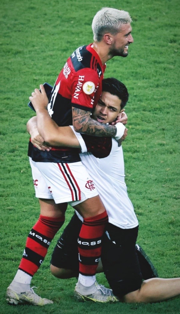Torcedor do Flamengo invade o Maracanã e abraça Arrascaeta. Foto (Divulgação/Redes Sociais)