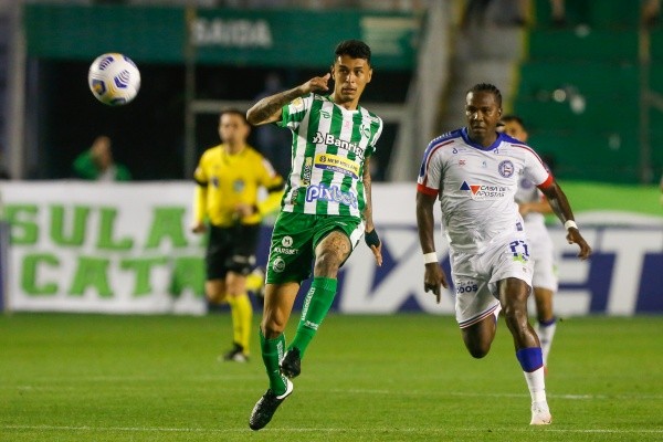 Rodallega, jogador do Bahia, e Vitor Mendes, do Juventude, disputam lance na partida disputada no Estádio Alfredo Jaconi, pelo Campeonato Brasileiro A de 2021. Foto: Luiz Erbes/AGIF