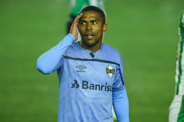 Douglas Costa jogador do Grêmio durante partida contra o Juventude no estádio Alfredo Jaconi pelo campeonato Brasileiro A 2021. Foto: Pedro H. Tesch/AGIF
