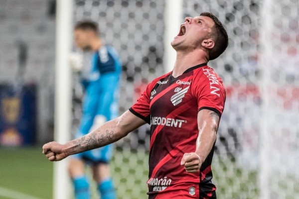 Renato Kayzer é o artilheiro da equipe na competição, mas pode ser desfalque na primeira partida