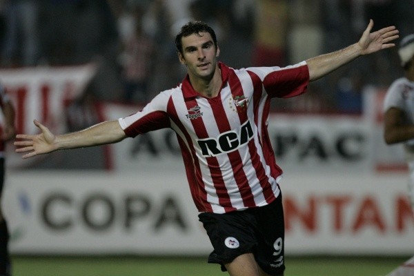 Estudiantes v Juan Aurich - 2010 Libertadores Cup
