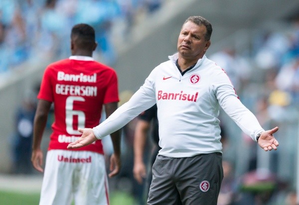 Celso Roth criticou a moda de trazer treinador estrangeiros