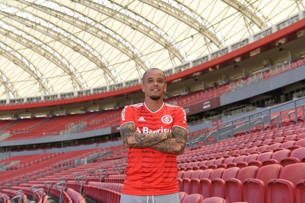 Meia argentino falou sobre a felicidade de voltar ao Inter 