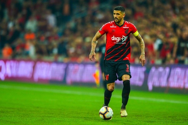 Lucho González conquistou cinco títulos com a camisa do Athletico