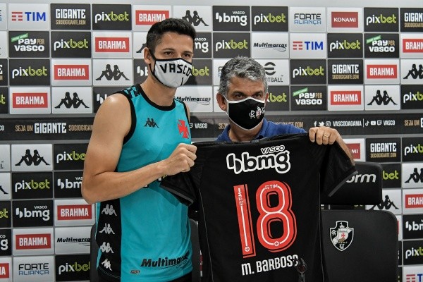 Matheus Barbosa recebe a camisa 18