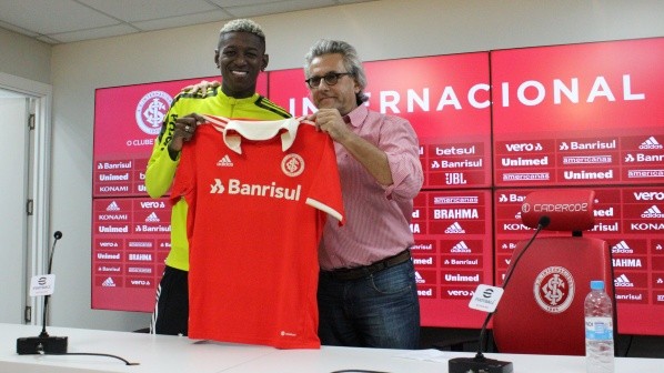 Vitão é apresentado oficialmente no Internacional