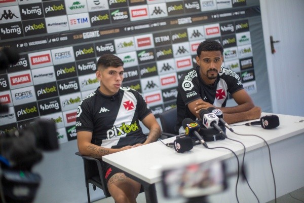 Palacios (esquerda) é o principal nome dos 20 contratados pelo Vasco