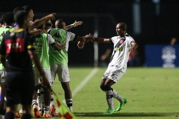 Eguinaldo virou o novo xodó do Vasco