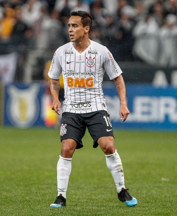 Jadson conta que ainda tem dinheiro a receber do Corinthians