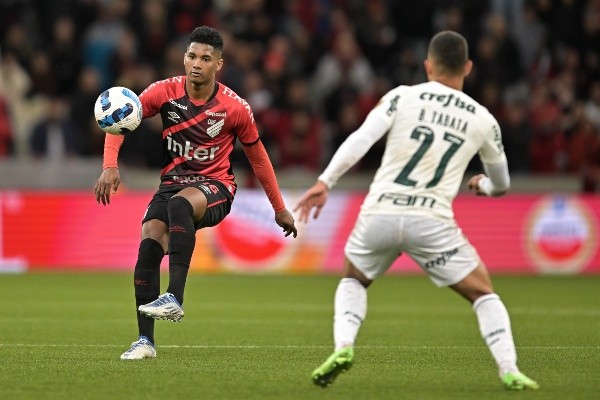 Abner é um dos destaques do Athletico-PR e estaria na mira do Vasco